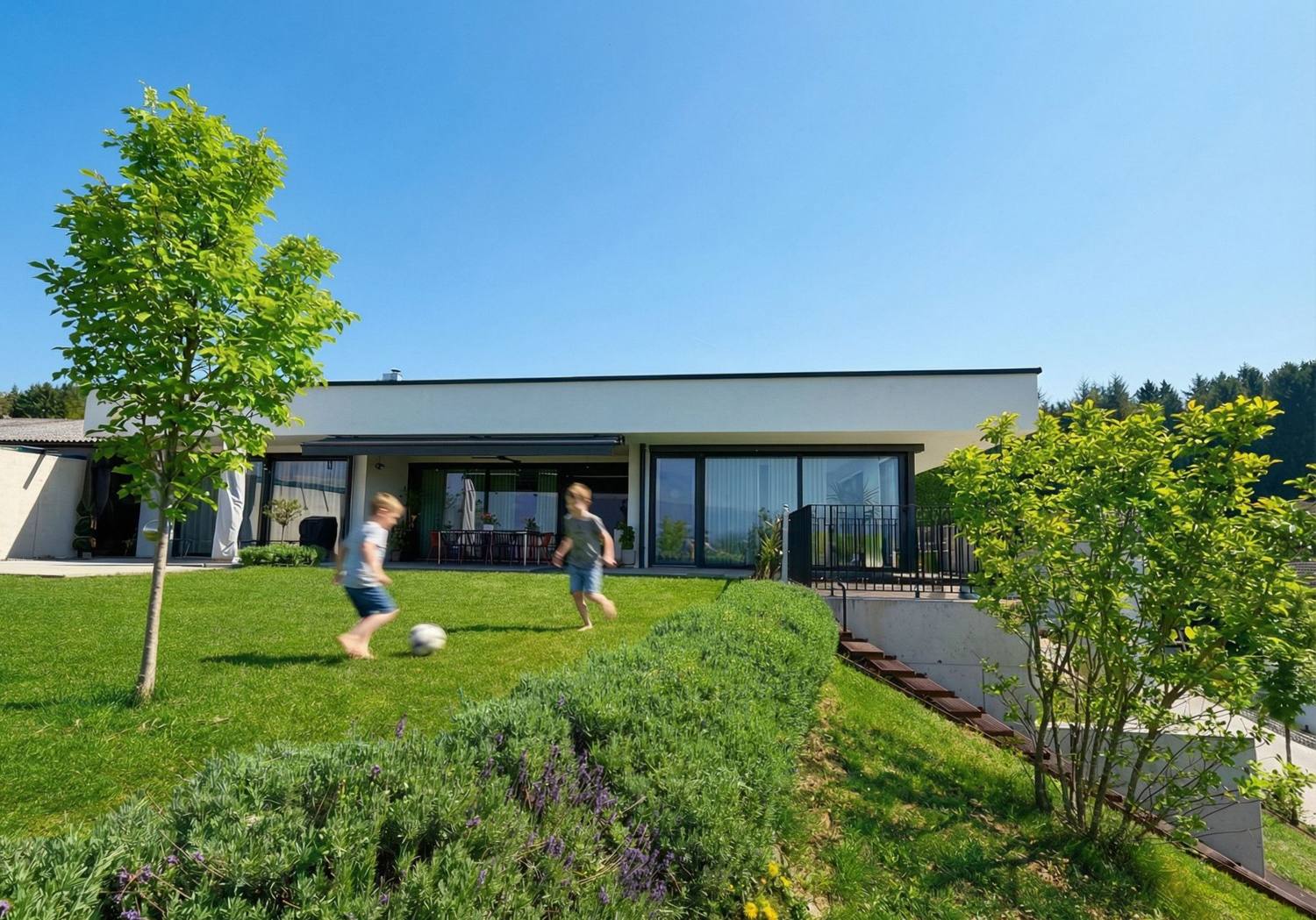 Wohnhaus Wohnen am Hügel, Gartenansicht
