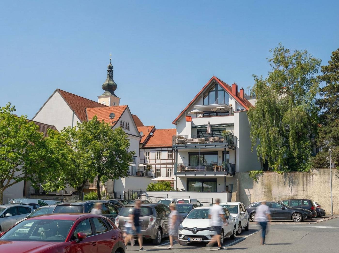 Moserhof, Ansicht mit Kirchturm und Fachwerkhaus in der Altstadt