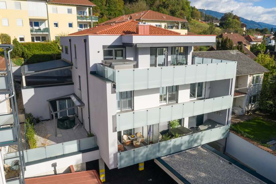 Wohnhaus im Zentrum mit Glasbalkonen und Terrassen, Luftansicht