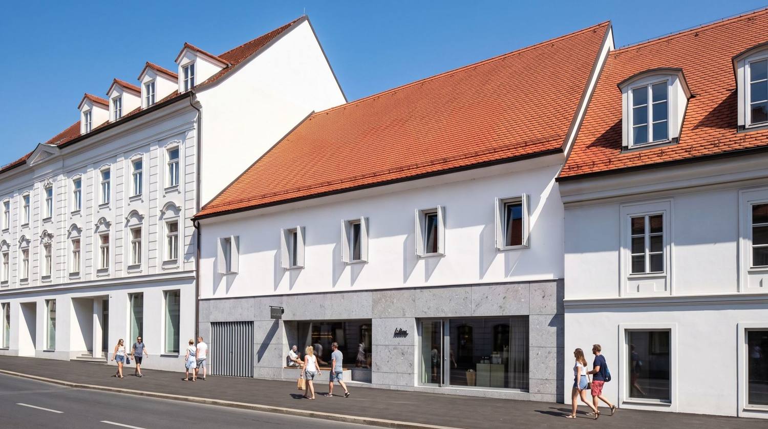 Saniertes Stadthaus mit rotem Ziegeldach, weißer Fassade und Steinsockel mit Geschäftsflächen in einer Häuserzeile, Visualisierung