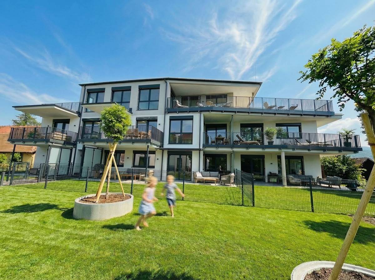 Wohnen in Priel(L)iving, Gartenseite mit Balkonen und Terrassen